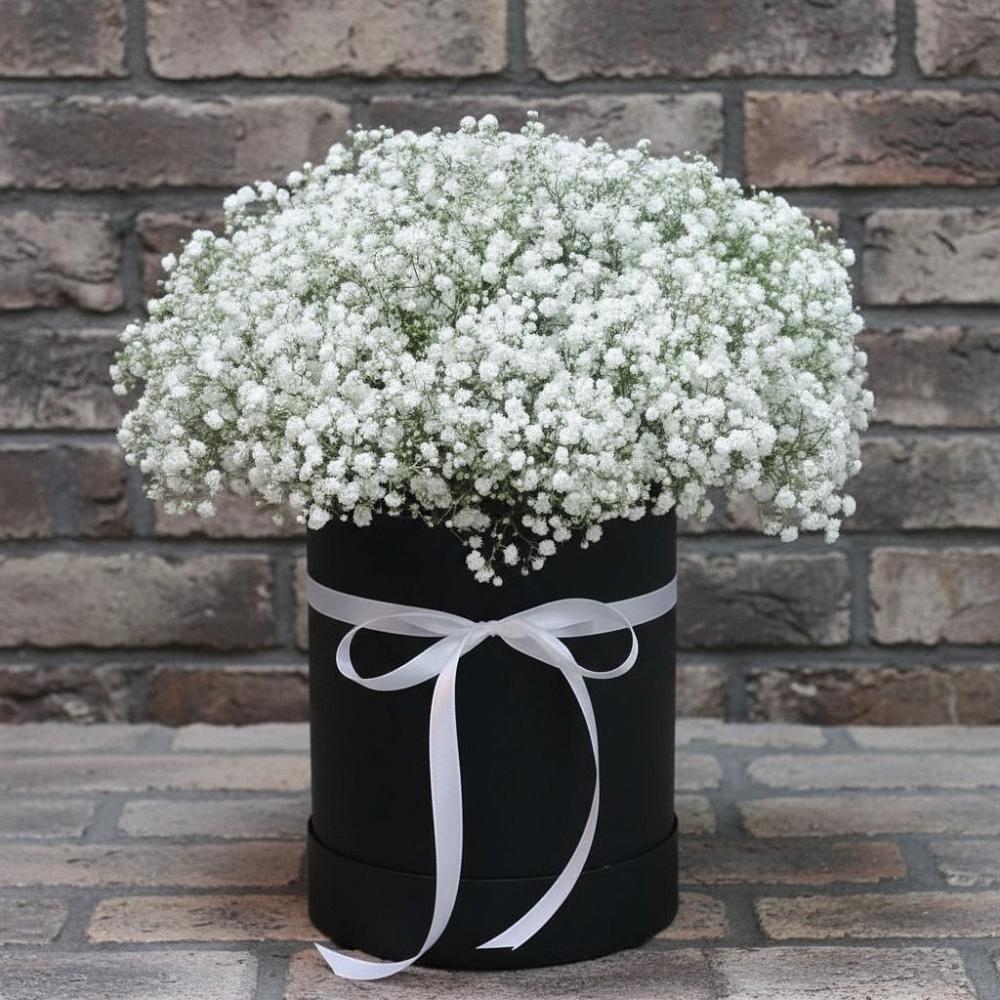 Цветочная композиция из Гипсофила в шляпной коробке в Подлесной Слободе